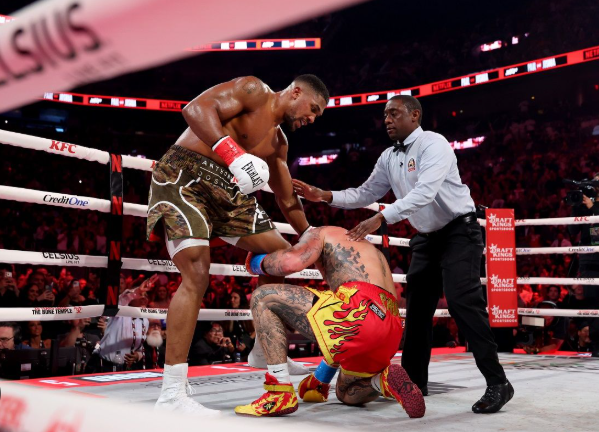 Джошуа відправив Пола в нокаут у шостому раунді